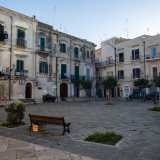 Il nostro viaggio nella �Bari Vecchia pi� vera� inizia proprio da piazza San Pietro, largo da qualche anno liberato dalle auto e circondato da numerose palazzine alcune delle quali confiscate alla criminalit�